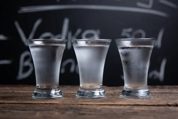 Skott Vodka Bar Räknare Svart Tavla Bakgrund — Stockfoto