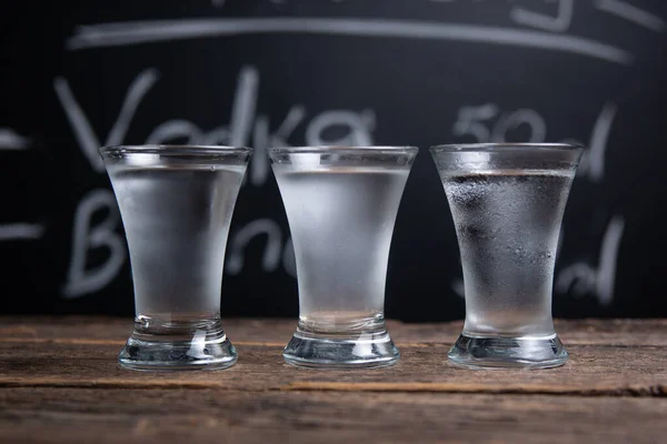 Shot Van Wodka Bar Teller Een Schoolbord Achtergrond — Stockfoto