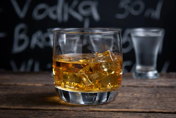 Glas Mit Whiskey Und Eis Auf Der Theke — Stockfoto