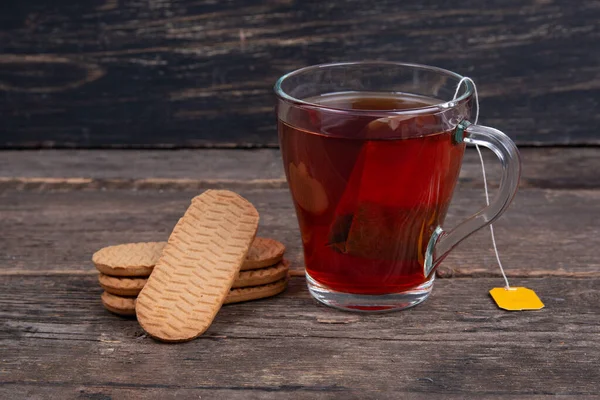 木桌上的红茶和饼干 — 图库照片