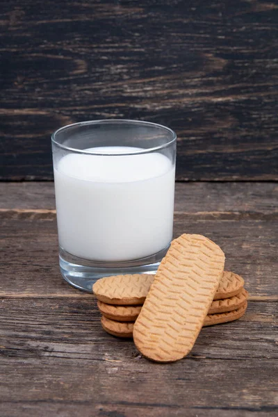 Glas Milch Und Kekse Auf Einem Holztisch — Stockfoto