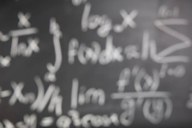 Tahtada tebeşirle bulanık matematik formülleri