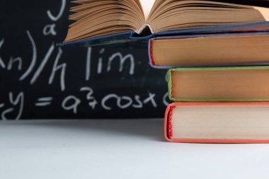 Matematik formüllü karatahta arkaplan kitapları