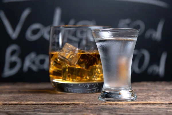 Glas Mit Whisky Und Einem Schuss Wodka Auf Der Theke — Stockfoto