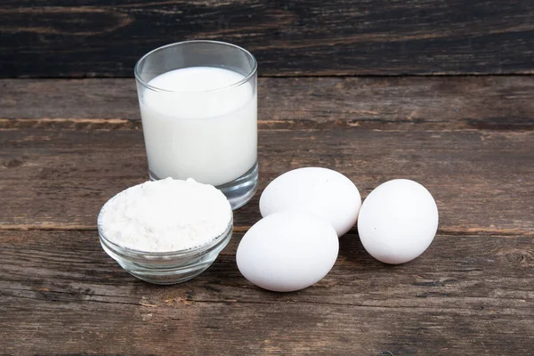 Mjölk Ägg Och Mjöl Ett Träbord — Stockfoto