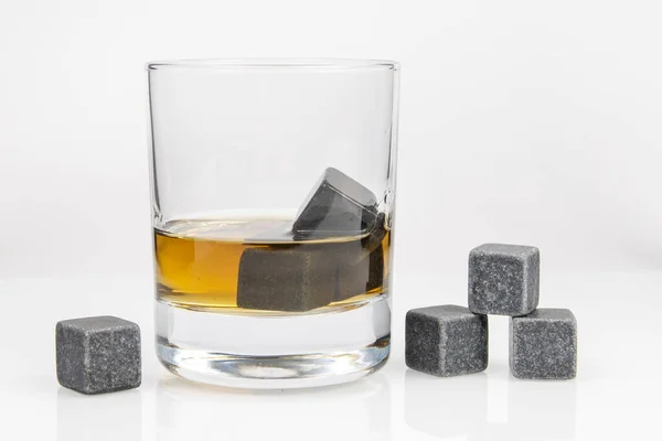 Whiskey Kühlsteinwürfel Und Glas Mit Whiskey — Stockfoto