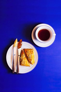 Kahvaltı ya da kahve için peynirli çörekler.