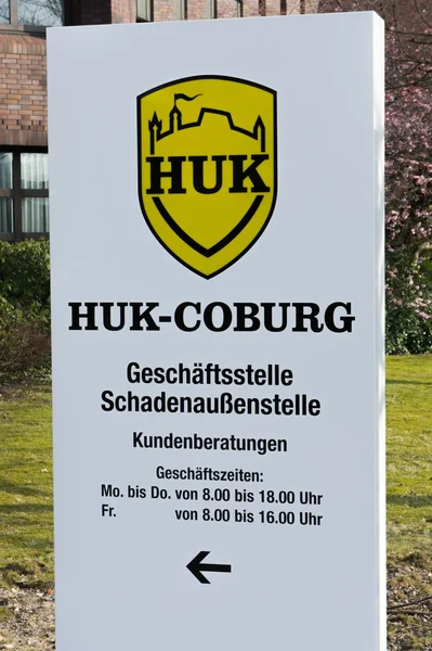 Hamburgo, Alemanha - Março 23: Close Up of Huk Coburg Insurance Company Assinar em Março 23, 2015 em Hamburgo — Fotografia de Stock