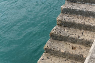 Çimento adımları bir quay kıyısında