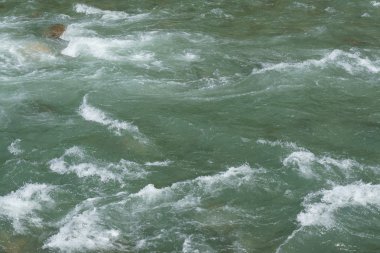 Kaba çalkantılı deniz suyu