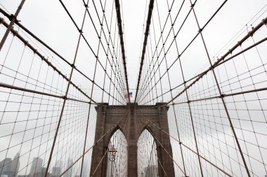 Üzerinde Amerikan bayrağı olan Brooklyn Köprüsü