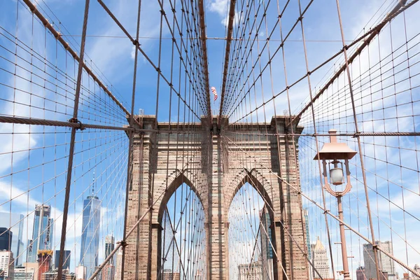 Üzerinde Amerikan bayrağı olan Brooklyn Köprüsü