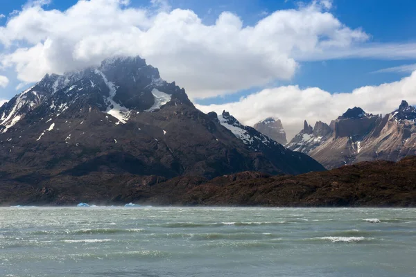 灰色冰川湖的景观 — 图库照片