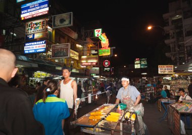 Bangkok, Tayland. 12 Ağustos 2009. Bangkok, Khao San Caddesi 'ndeki dükkanlar ve sokak satıcıları arasında turistler var.