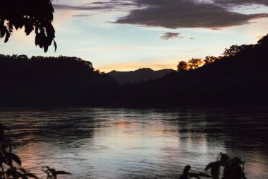 Mekong Nehri 'nde gün batımı