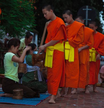 Luang Prabang, Laos-23 Temmuz 2009. Her sabah çok erken saatlerde yüzlerce keşiş dilenmek için sokaklarda yürür.