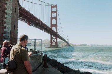 San Franciso, CA, ABD-21 Haziran 2017: Birçok turist San Francisco 'daki Golden Gate köprüsünü her gün ziyaret eder