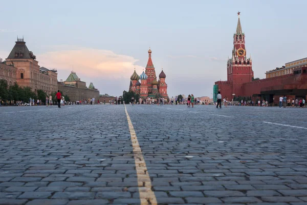 Moscow Russia July 2010 Dozens Travelers Walk Red Square Moscow — Stock Photo, Image