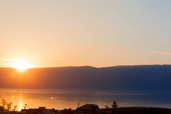 Puesta Sol Lago Baikal Sobre Las Montañas Horizonte Los Últimos —  Fotos de Stock