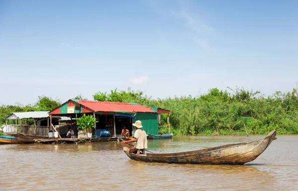 Chong Kneas Cambodia August 2009 Village Houseboats Siem Reap Man — Stock Photo, Image