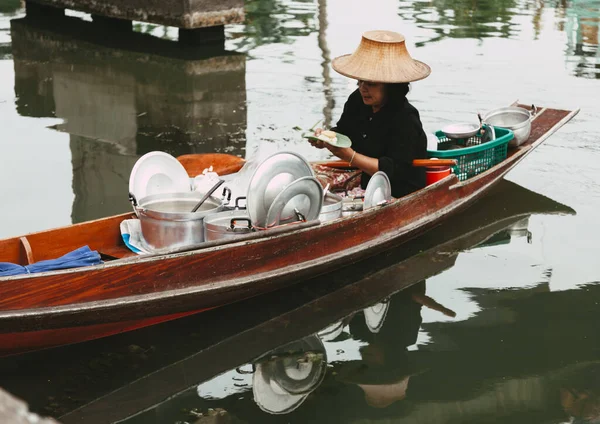 Damnoen Saduak Таїланд Серпня 2009 Люди Продають Сувеніри Його Човна — стокове фото