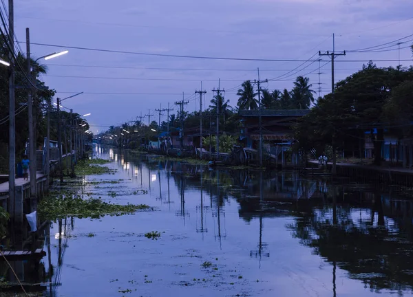 Turistlerin Sabahları Yüzen Marketi Ziyaret Ettiği Bangkok Yakınlarındaki Turistik Köylerden — Stok fotoğraf