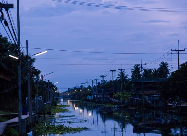 観光客が朝に水上市場を訪れるバンコク近郊の観光村の主要チャンネル — ストック写真