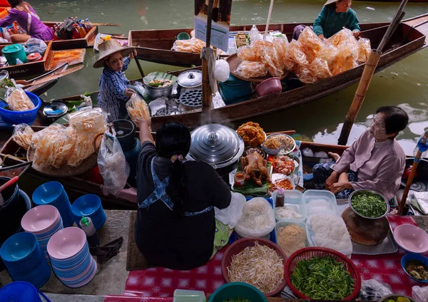 Damnoen Saduak Thailand August 2009 People Sells Souvenirs His Boat — Stock Photo, Image