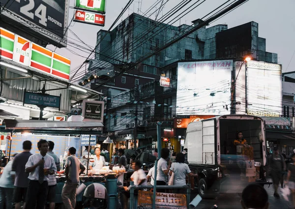 Bangkok Thailandia Agosto 2009 Turisti Tra Negozi Venditori Ambulanti Khao — Foto Stock