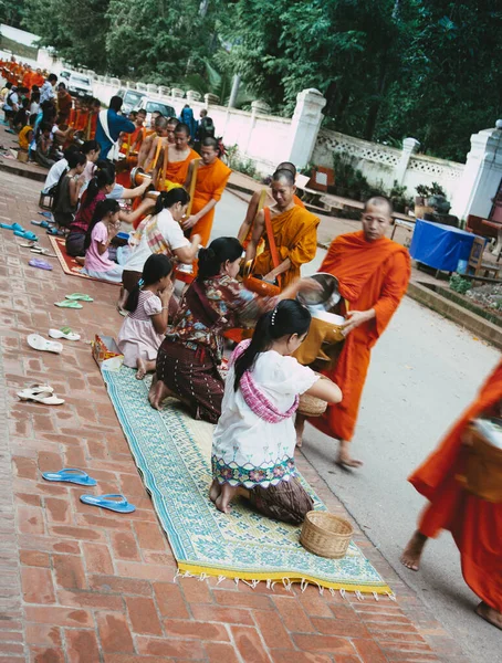 2009年7月23日 ラオス ルアンパバーン 毎日非常に早朝に 僧侶の何百ものお願いに通りを歩く — ストック写真