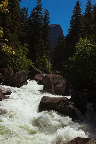 Turistas Reúnem Para Vernal Yosemite Falls Parque Nacional Yosemite — Fotografia de Stock