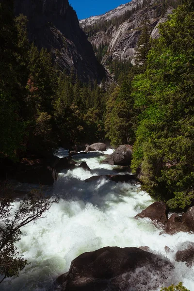 Turistas Reúnem Para Vernal Yosemite Falls Parque Nacional Yosemite — Fotografia de Stock