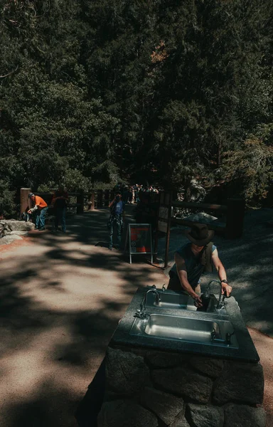 Turistas Reúnem Para Lower Yosemite Falls Parque Nacional Yosemite Uma — Fotografia de Stock