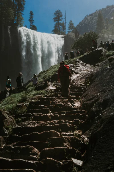 Turistas Reúnem Para Lower Yosemite Falls Parque Nacional Yosemite Uma — Fotografia de Stock