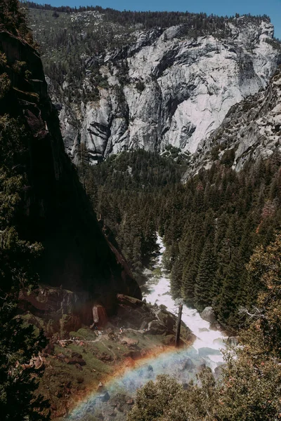 Turistas Reúnem Para Lower Yosemite Falls Parque Nacional Yosemite Uma — Fotografia de Stock