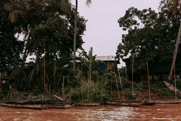 Laos Siphandon Barco Amarrado Orilla Entre Palmeras Tropicales — Foto de Stock