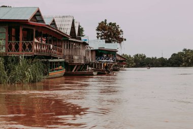 Laos 'taki Mekong Nehri manzarası