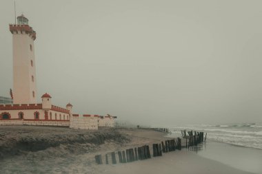 La Serena, Şili-17 Ağustos 2014: La Serena plajındaki sis çok sık meydana gelir ve sakinleri bu fırsatı sahilde yürümek için kullanırlar.