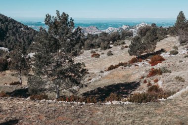 Galera Tepesi 'ne giden yol. Teruel bölgesi. İspanya