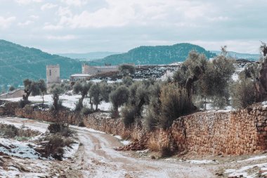Valderrobres 'in etrafındaki tarlalarda kış mevsimi. Teruel bölgesi