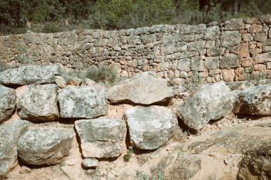 Hırvatistan, Kıbrıs Rum Kesimi, Fransa, Yunanistan, İtalya, Slovenya, İspanya ve İsviçre 'nin kırsal kesimlerinde geleneksel olan kuru taştan duvarlar inşa etme sanatı, Unesco tarafından bugün İnsanlığın Elle Tutulamayan Kültür Mirası Temsili Listesinde yer aldı.