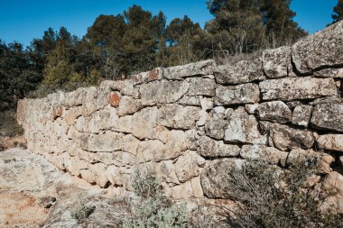 Hırvatistan, Kıbrıs Rum Kesimi, Fransa, Yunanistan, İtalya, Slovenya, İspanya ve İsviçre 'nin kırsal kesimlerinde geleneksel olan kuru taştan duvarlar inşa etme sanatı, Unesco tarafından bugün İnsanlığın Elle Tutulamayan Kültür Mirası Temsili Listesinde yer aldı.