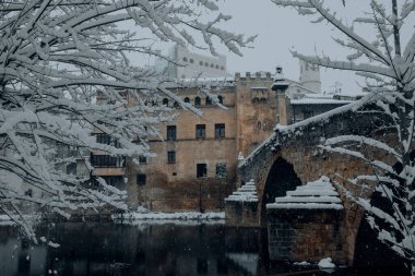 Valderrobres, İspanya-9 Ocak 2021: Vaderrobres 'deki Calatrava Kalesi Filomena tipi altında yağan ve İspanya' da özellikle de çok sayıda yeri etkileyen kar yağışlı bölge.