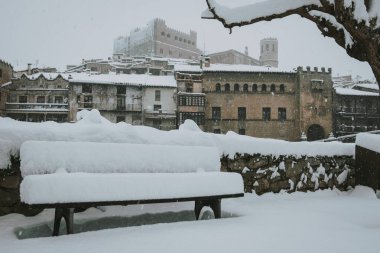 Valderrobres, İspanya-9 Ocak 2021: Vaderrobres 'deki Calatrava Kalesi Filomena tipi altında yağan ve İspanya' da özellikle de çok sayıda yeri etkileyen kar yağışlı bölge.