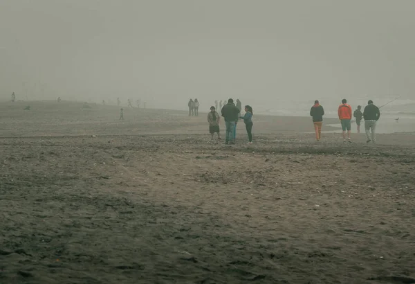 2014 라세레나 해변의 안개가 발생하고 주민들은 해변을 기회를 잡는다 — 스톡 사진