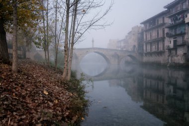 Matarranya nehri üzerindeki köprüde sis var. Valderrobres
