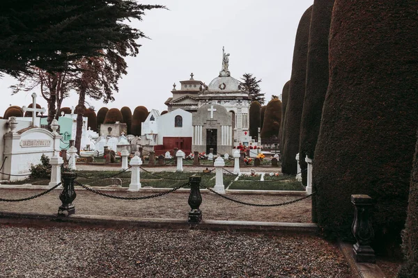 Punta Arenas公墓的白色十字架和内部 — 图库照片