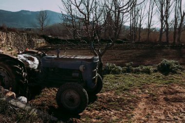 Matarranya 'da eski bir traktör. Teruel bölgesi. İspanya