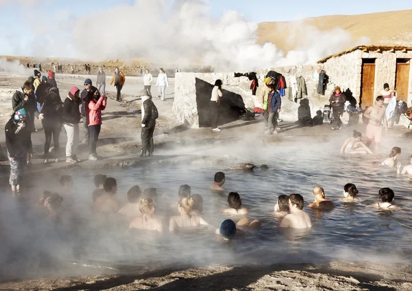 As pessoas tomam banho em água termal geyser, Chile . — Fotografia de Stock