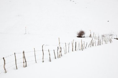 Karda gömülü teller